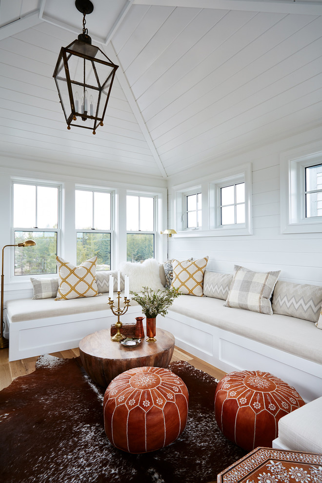 Esempio di una veranda country con soffitto classico