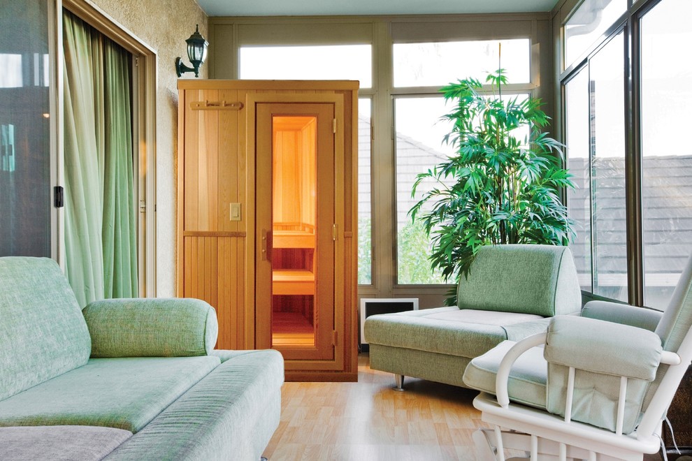 Ejemplo de galería tradicional renovada de tamaño medio con suelo de madera clara, techo estándar y suelo beige