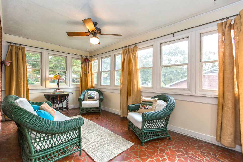 Foto di una veranda minimal di medie dimensioni con pavimento in terracotta e soffitto classico