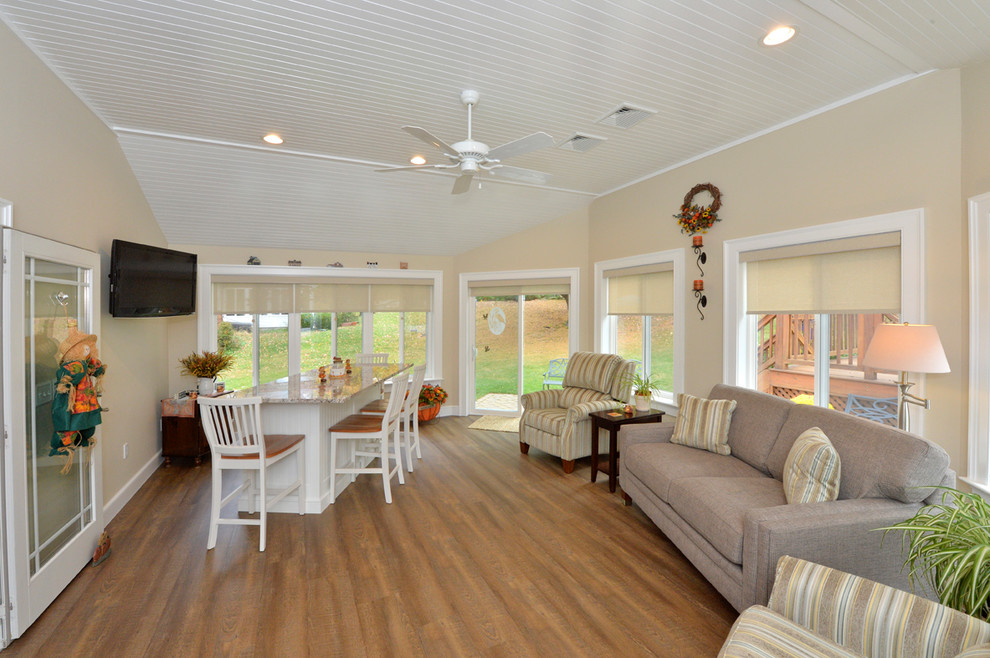 Immagine di una veranda chic di medie dimensioni con pavimento in vinile e pavimento marrone
