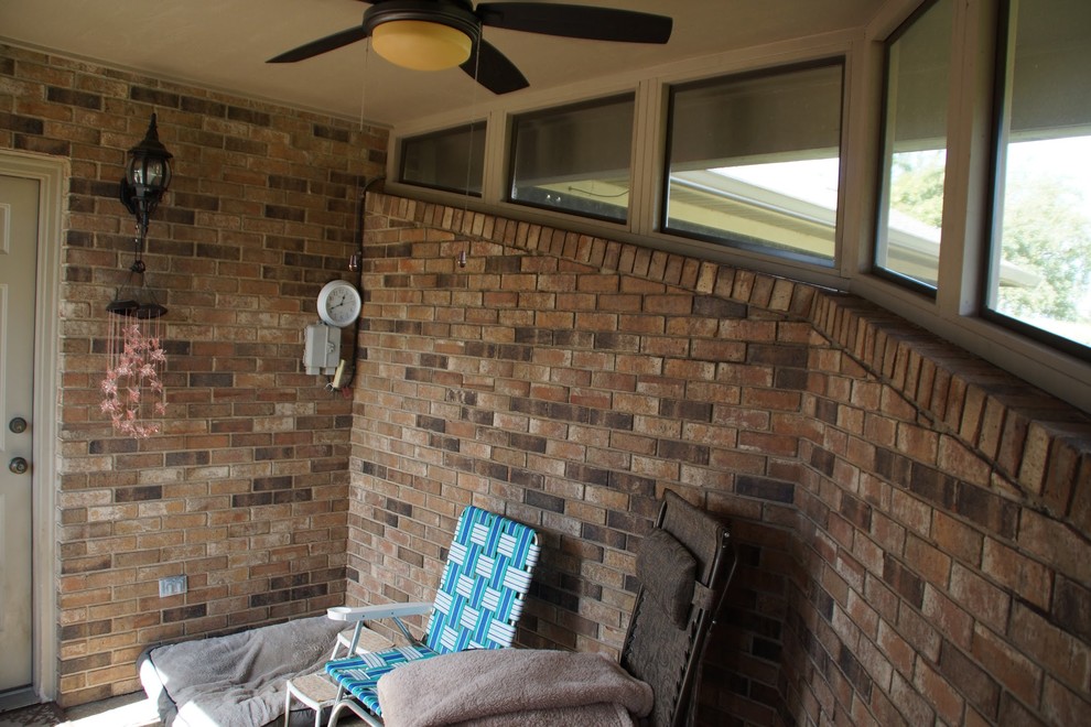 Immagine di una piccola veranda tradizionale con pavimento in mattoni, nessun camino e soffitto classico