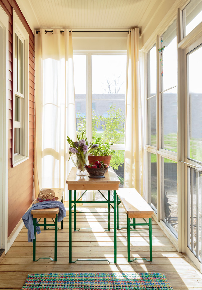 Ispirazione per una piccola veranda country con parquet chiaro, soffitto classico, nessun camino e pavimento marrone