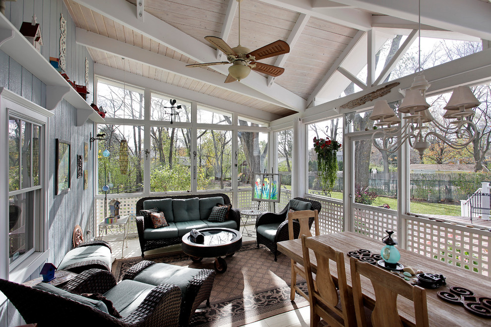 Idee per una veranda chic con soffitto classico