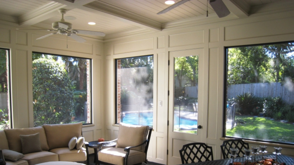 Esempio di una veranda tradizionale di medie dimensioni con soffitto classico, pavimento in gres porcellanato e pavimento grigio