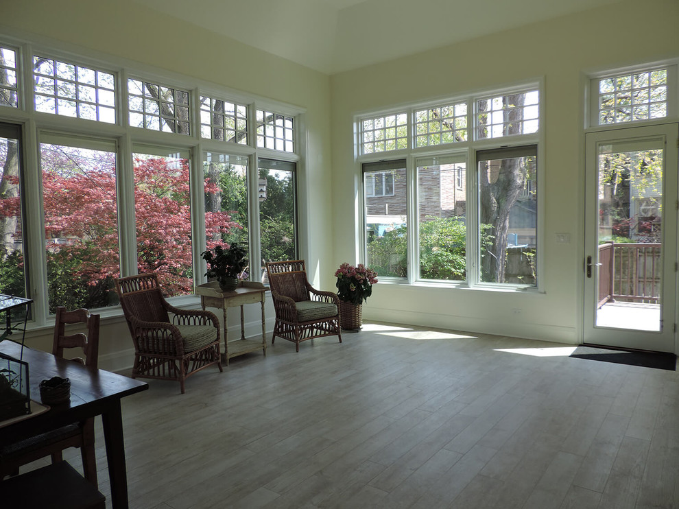 Foto di una veranda classica di medie dimensioni con pavimento con piastrelle in ceramica, nessun camino e soffitto classico