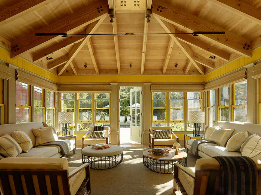 Immagine di una grande veranda minimalista con parquet chiaro