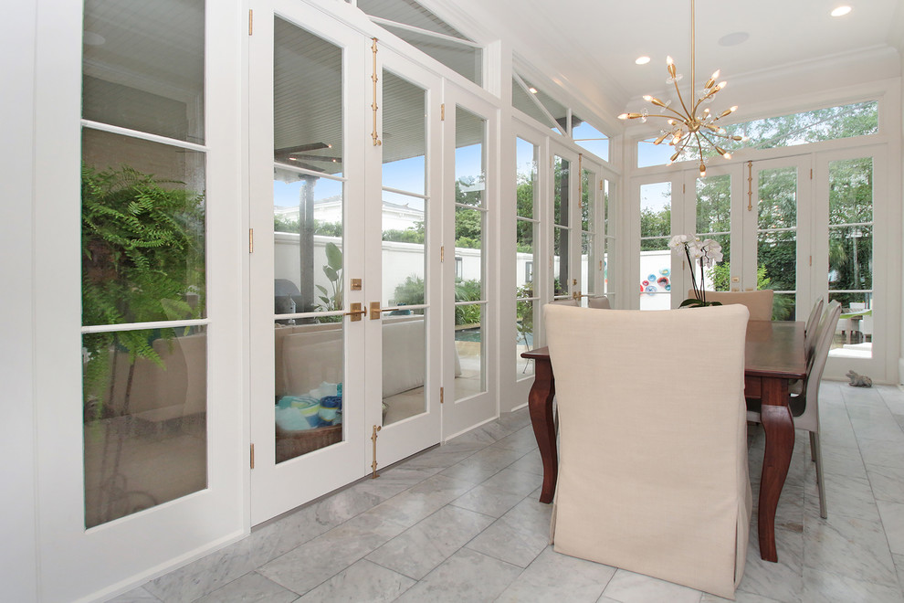 Ispirazione per una piccola veranda tradizionale con pavimento in marmo e pavimento grigio