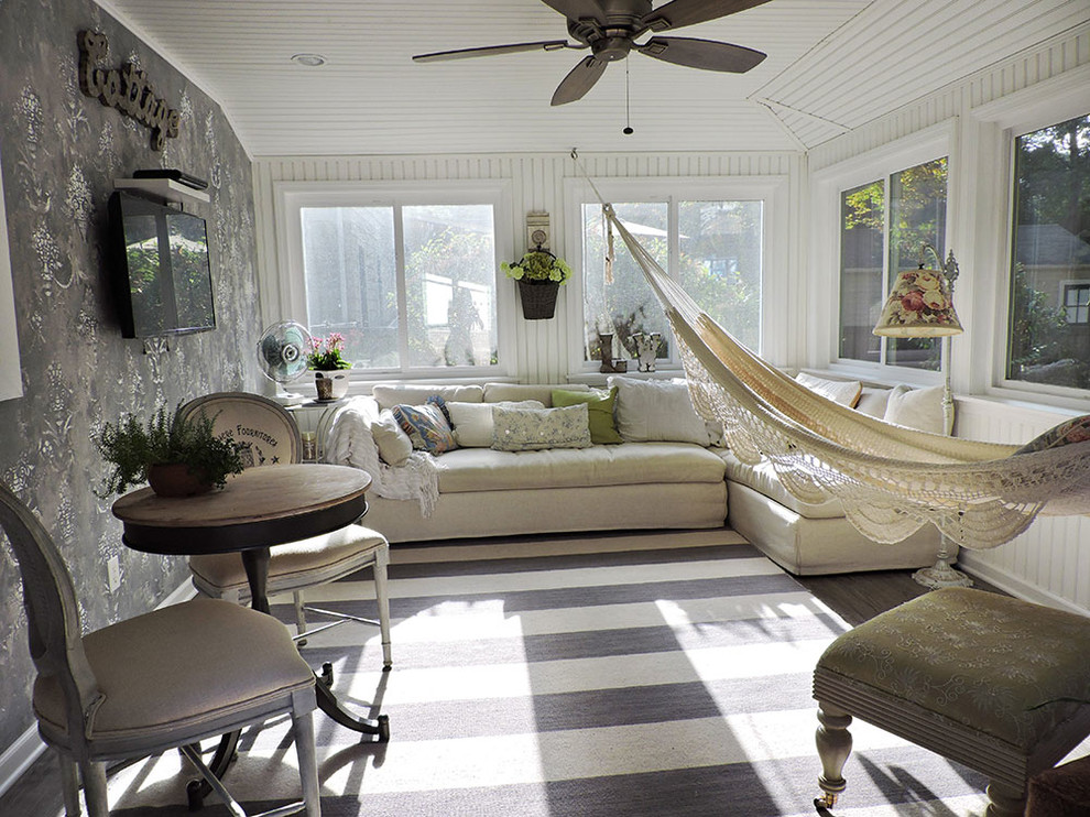 Esempio di una veranda stile marinaro di medie dimensioni con pavimento in linoleum, soffitto classico, pavimento grigio e nessun camino