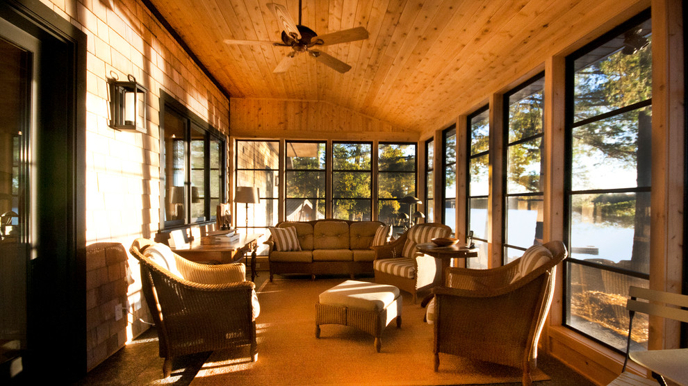 Idee per una grande veranda classica con pavimento in legno massello medio e soffitto classico