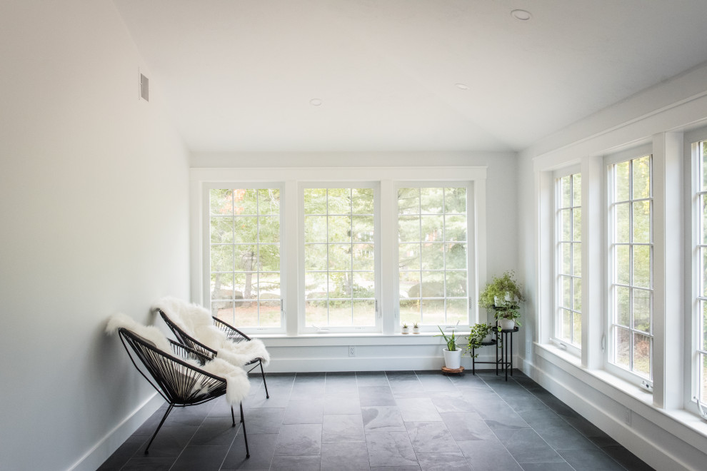 Aménagement d'une véranda classique de taille moyenne avec un sol en ardoise, un plafond standard et un sol gris.