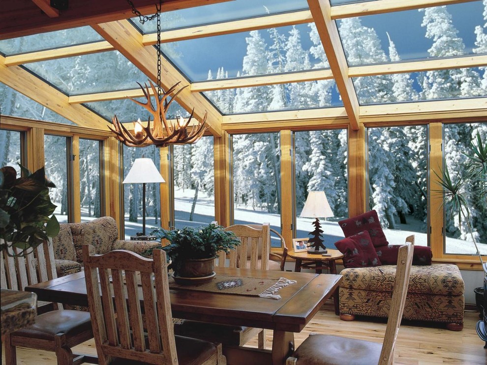 Foto di una grande veranda stile rurale con parquet chiaro, nessun camino e soffitto in vetro