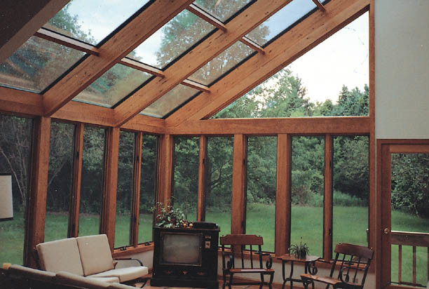 Foto di una grande veranda contemporanea con pavimento in terracotta, nessun camino e soffitto in vetro