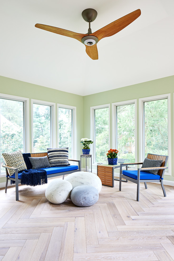 Idée de décoration pour une véranda design de taille moyenne avec parquet clair, un plafond standard et un sol beige.