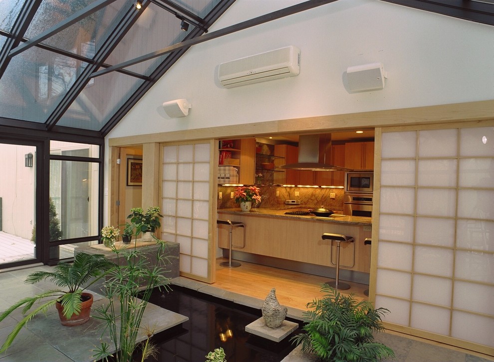 Cette photo montre une grande véranda asiatique avec un sol en carrelage de céramique et un plafond en verre.