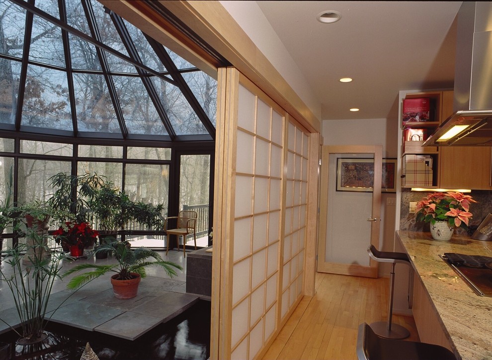 Foto de galería de estilo zen grande con techo de vidrio y suelo de madera clara