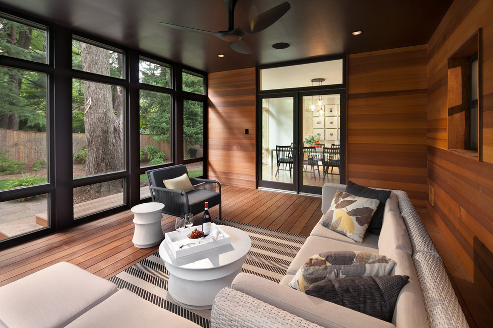 Immagine di una veranda design di medie dimensioni con pavimento in legno massello medio, nessun camino e soffitto classico