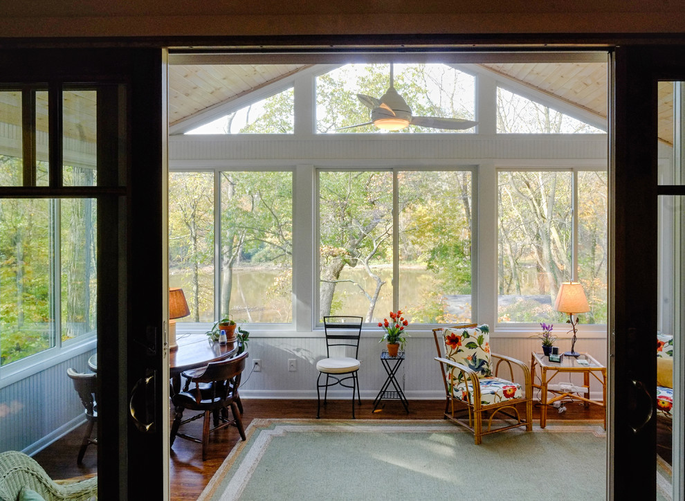 Foto di una veranda design di medie dimensioni con parquet scuro, soffitto classico e nessun camino