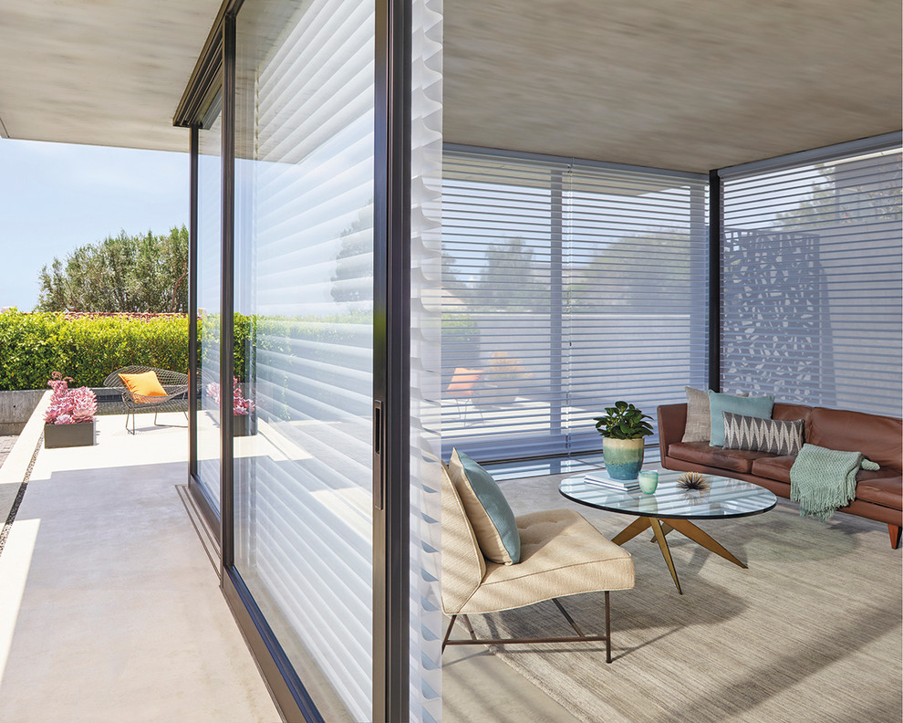 Immagine di una grande veranda moderna con pavimento con piastrelle in ceramica, nessun camino e soffitto classico