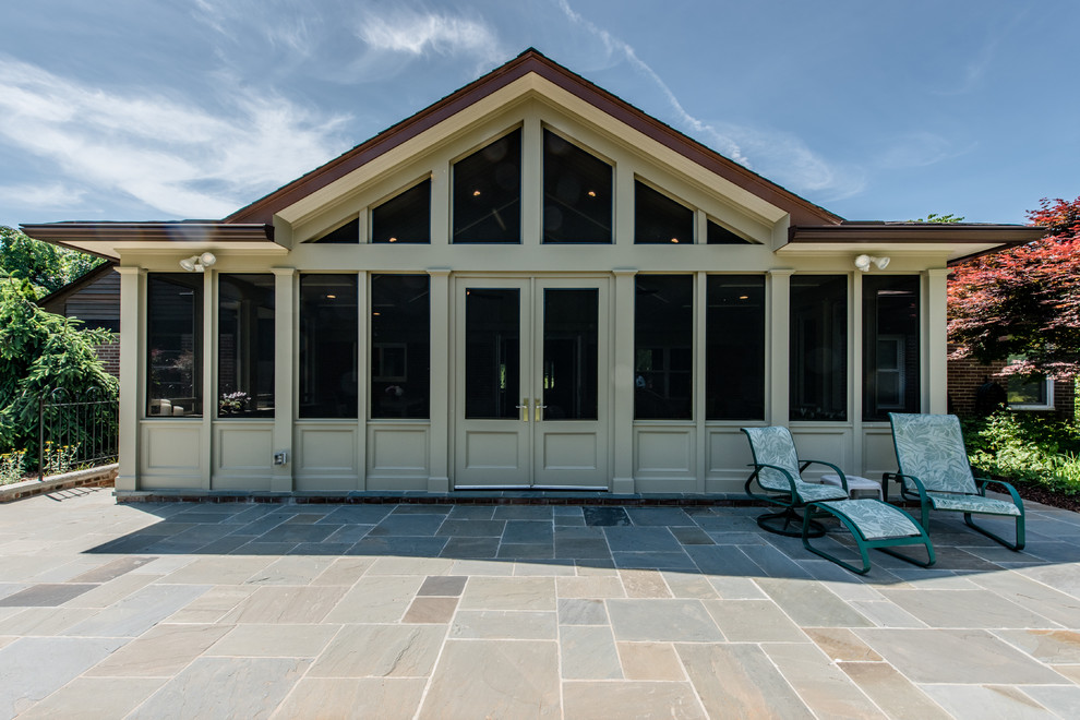Foto di una grande veranda minimal con pavimento in ardesia e pavimento multicolore