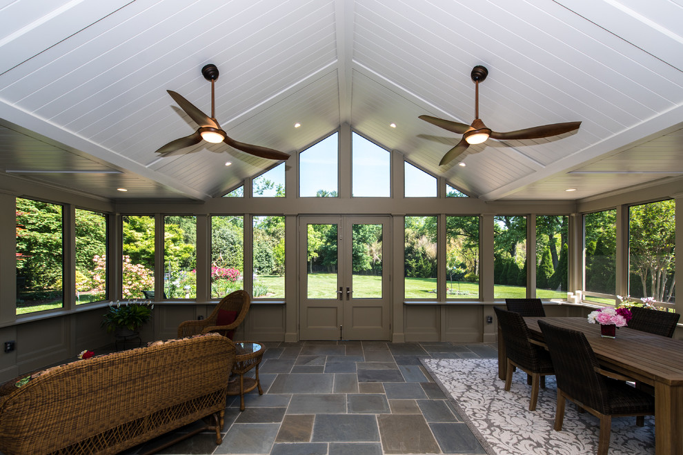 Esempio di una grande veranda american style con pavimento in ardesia e pavimento multicolore