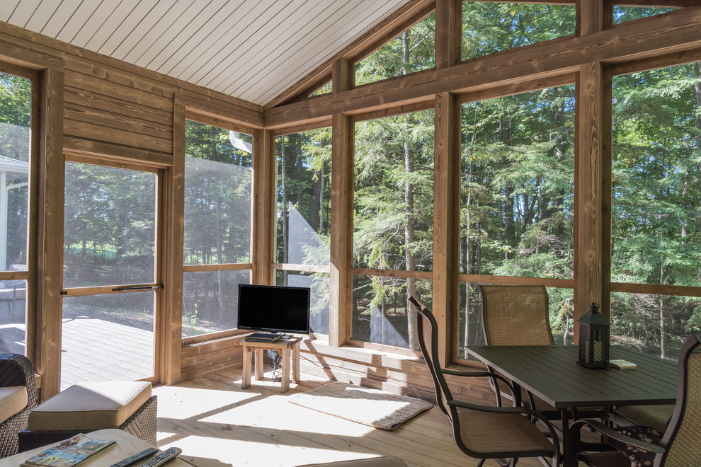 Immagine di una veranda american style di medie dimensioni con parquet chiaro e pavimento marrone