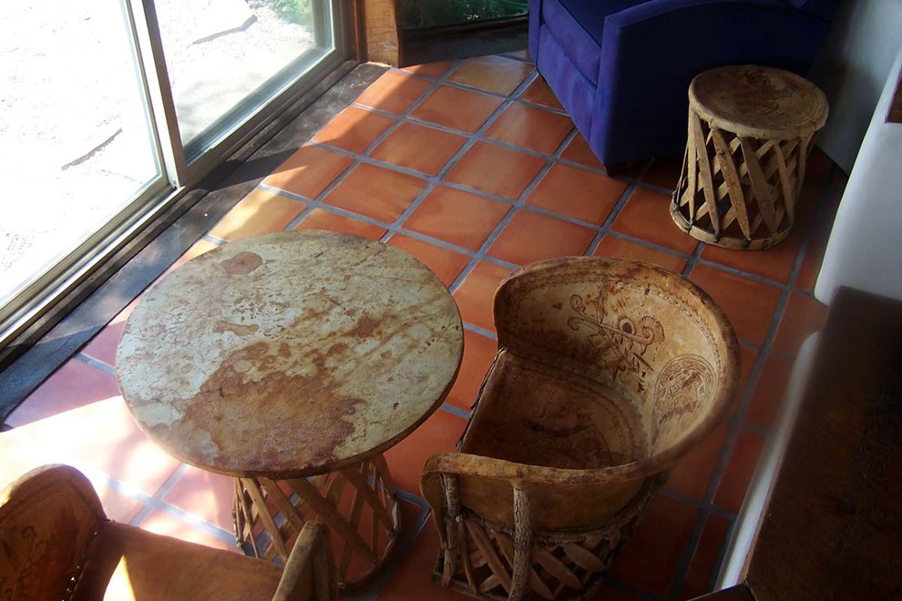 Cette photo montre une petite véranda sud-ouest américain avec tomettes au sol.