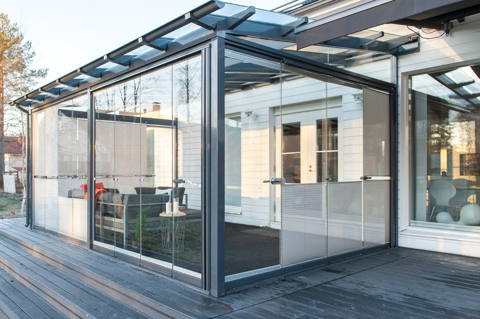 Свежая идея для дизайна: терраса среднего размера в современном стиле с ковровым покрытием и стеклянным потолком без камина - отличное фото интерьера