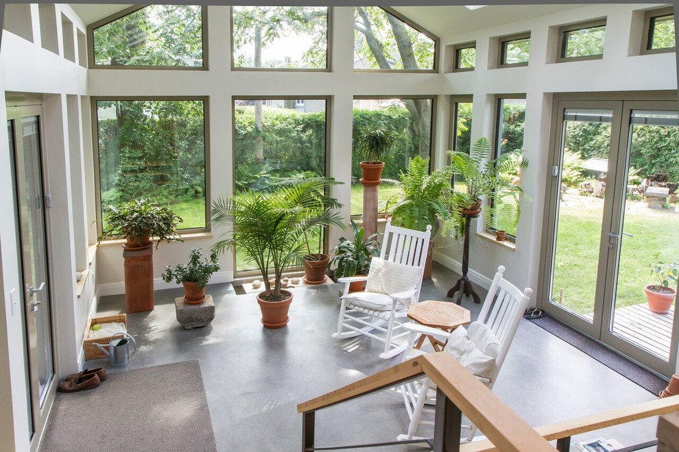 Источник вдохновения для домашнего уюта: терраса среднего размера в классическом стиле с бетонным полом, потолочным окном и серым полом