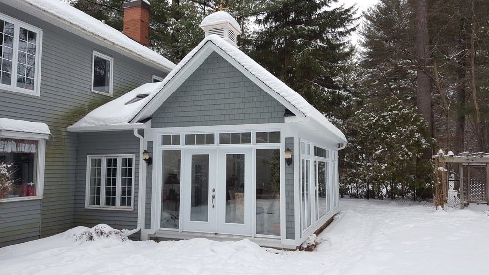 Idee per una veranda chic di medie dimensioni con parquet chiaro, camino classico e pavimento grigio
