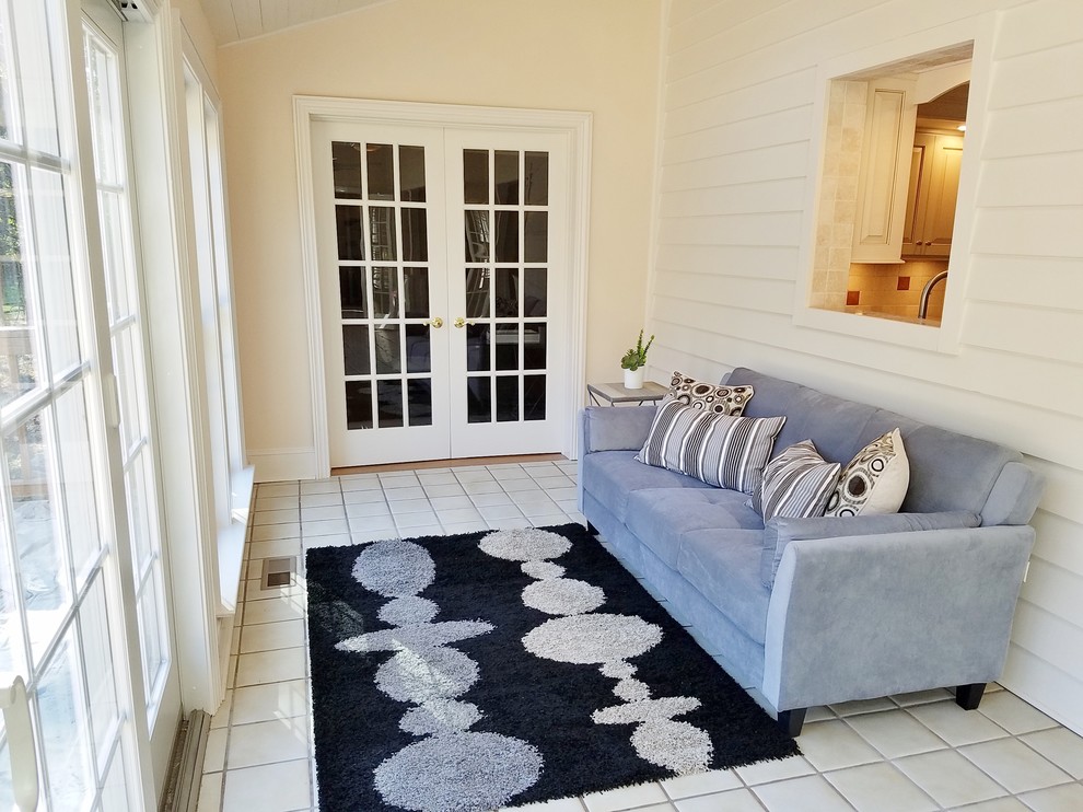 На фото: маленькая терраса в классическом стиле с полом из керамической плитки и белым полом для на участке и в саду