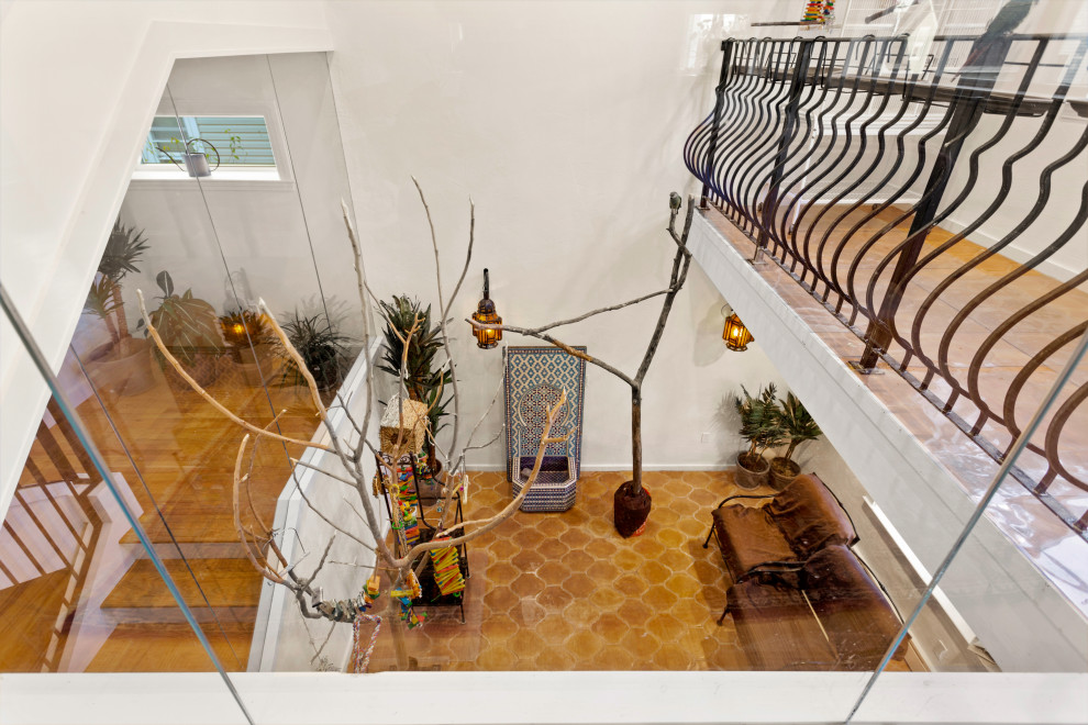 Esempio di una veranda eclettica di medie dimensioni con pavimento in terracotta, nessun camino, soffitto classico e pavimento marrone