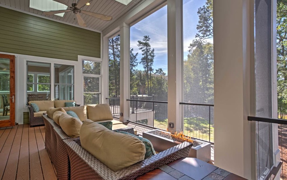 Foto di un'ampia veranda stile marinaro con pavimento in legno massello medio e lucernario