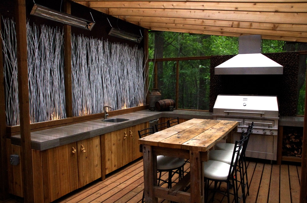 Idee per una veranda etnica di medie dimensioni con pavimento in legno massello medio e pavimento marrone