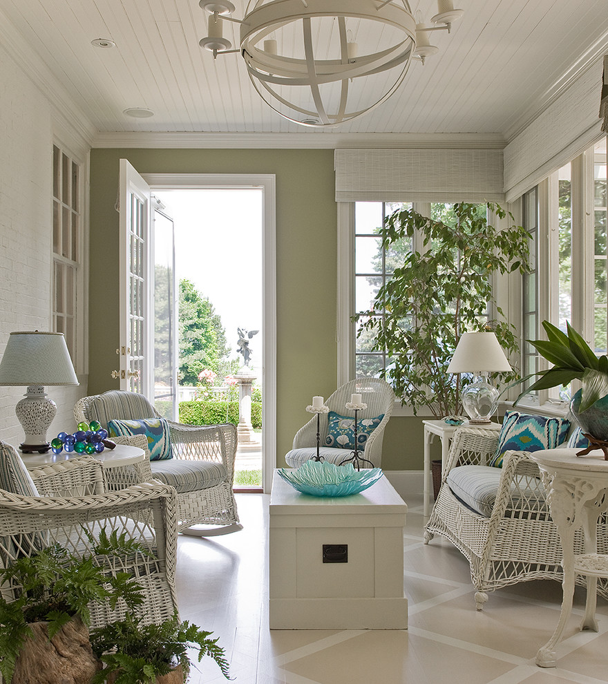 Esempio di una veranda stile marino con soffitto classico e pavimento beige