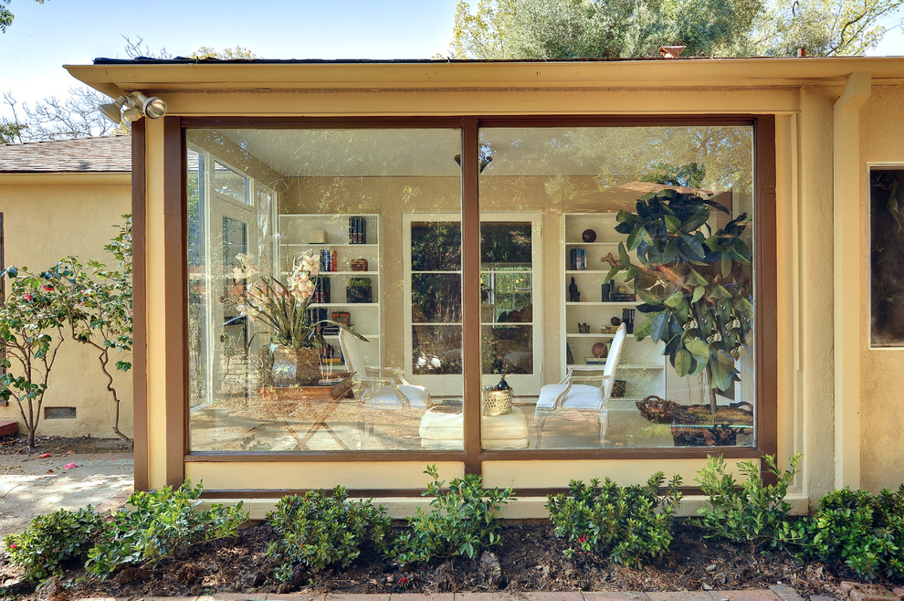 Idee per una veranda classica di medie dimensioni con moquette, nessun camino e soffitto classico