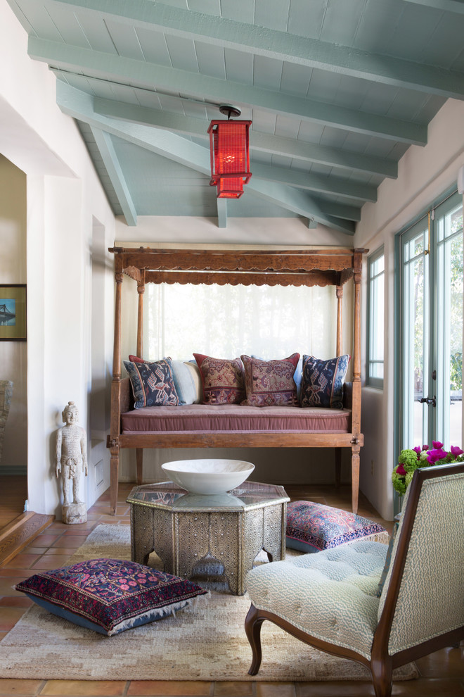 Ispirazione per una veranda mediterranea con soffitto classico e pavimento in terracotta