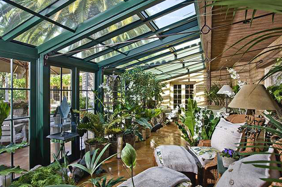 Immagine di una veranda tropicale di medie dimensioni con pavimento in terracotta, nessun camino, lucernario e pavimento marrone