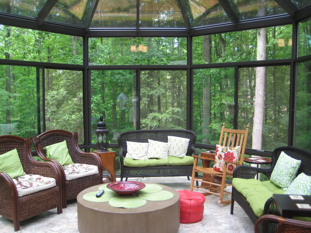 Exemple d'une grande véranda tendance avec un sol en carrelage de porcelaine, aucune cheminée et un plafond en verre.