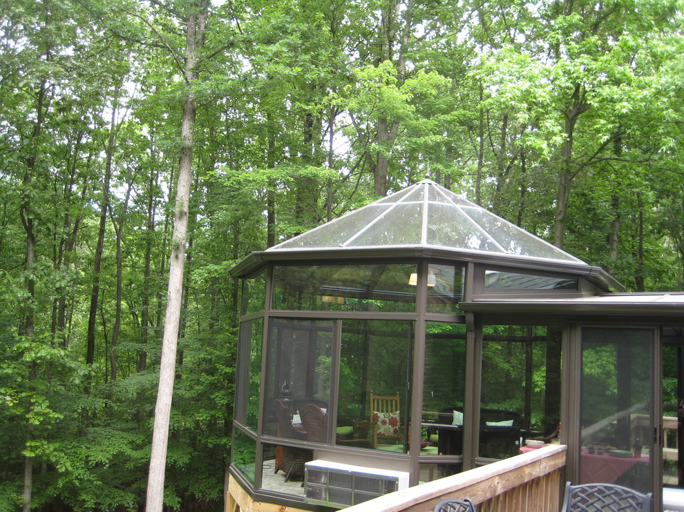 Источник вдохновения для домашнего уюта: большая терраса в современном стиле с стеклянным потолком без камина
