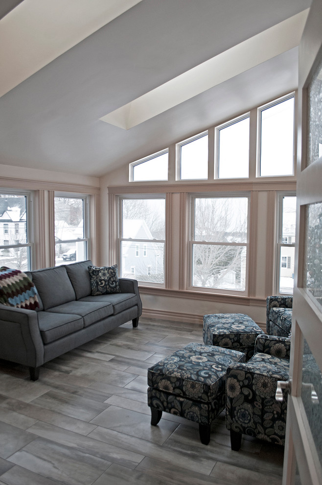 Immagine di una piccola veranda contemporanea con pavimento con piastrelle in ceramica e lucernario