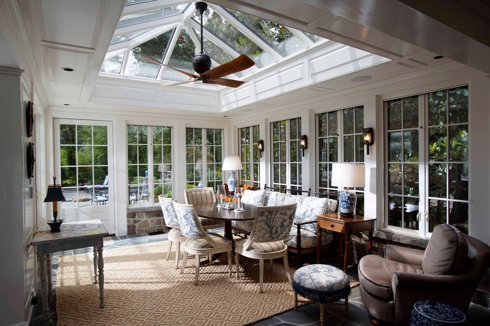 Foto di una grande veranda classica con soffitto in vetro, pavimento in ardesia, nessun camino e pavimento grigio
