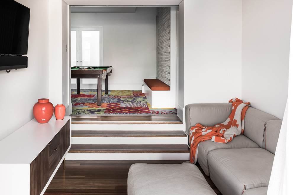 Immagine di una piccola veranda contemporanea con pavimento in legno massello medio, soffitto classico e pavimento multicolore