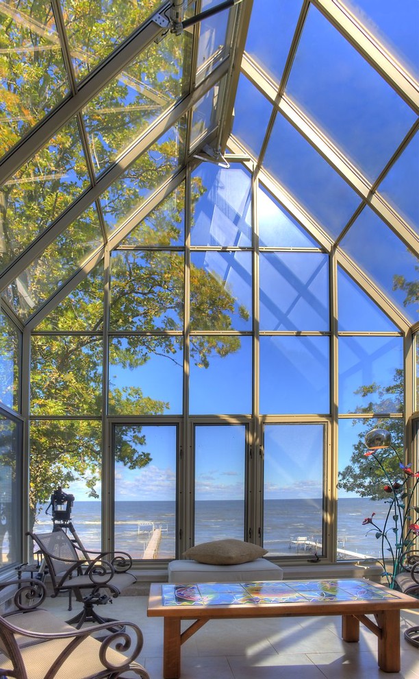 Idee per una grande veranda minimal con soffitto in vetro, pavimento in gres porcellanato e pavimento bianco