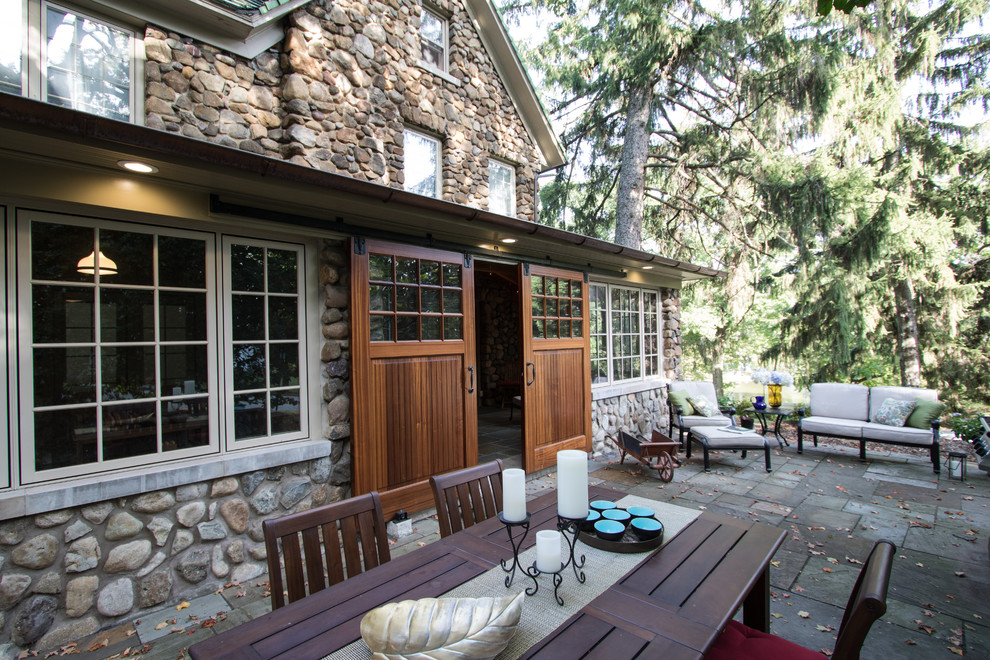 Immagine di una veranda stile rurale di medie dimensioni con pavimento in ardesia e pavimento multicolore