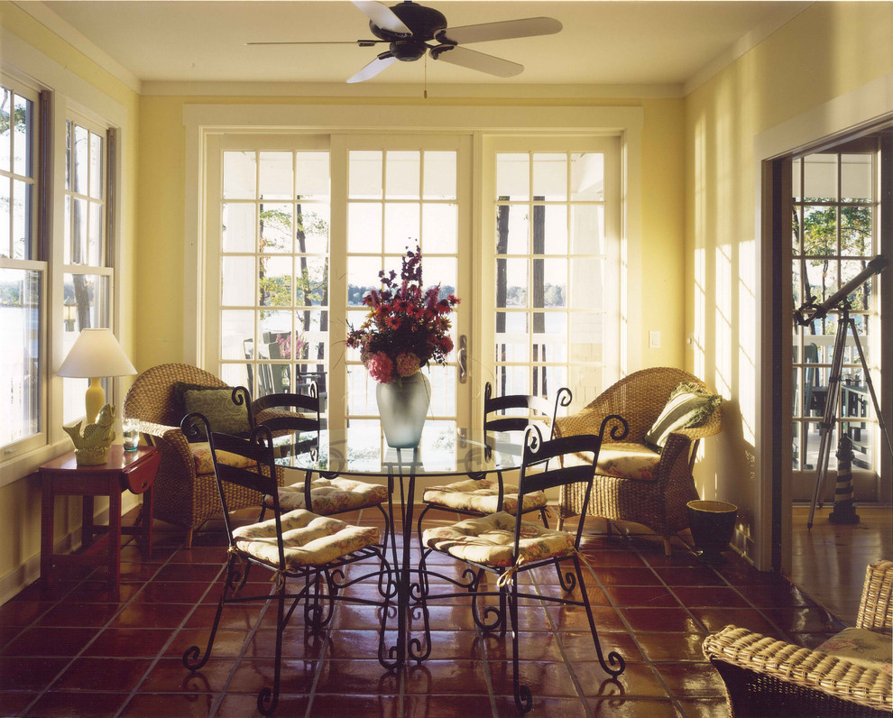 Ispirazione per una grande veranda classica con pavimento in gres porcellanato, soffitto classico e camino classico