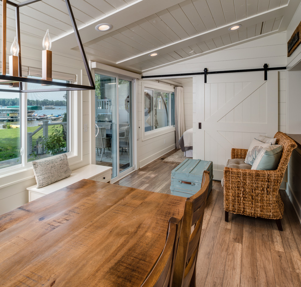 Esempio di una piccola veranda costiera con parquet chiaro, lucernario e pavimento marrone