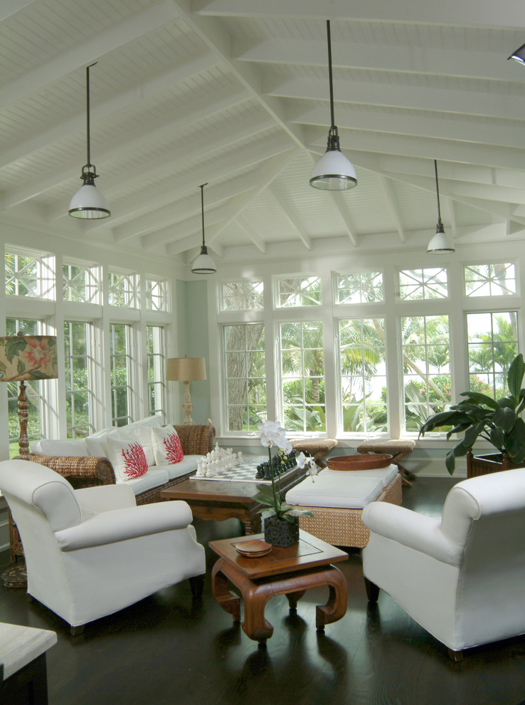 Idee per una veranda tropicale con parquet scuro, soffitto classico e pavimento nero