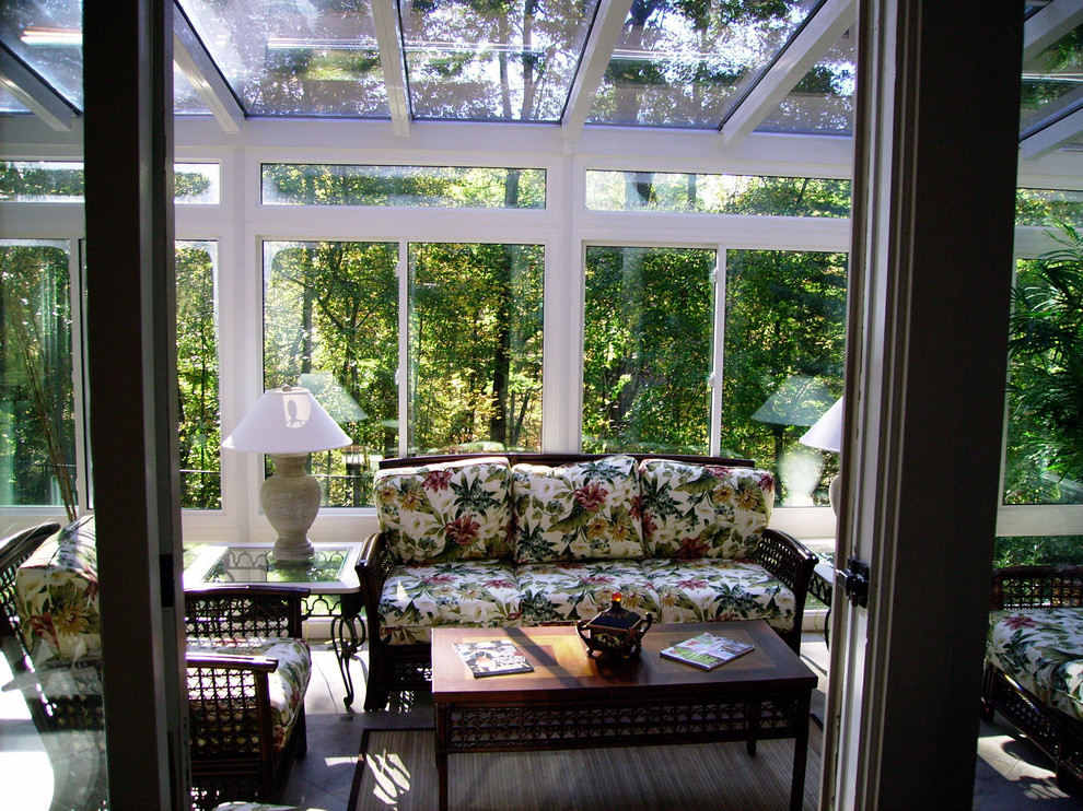 Foto di una veranda tropicale di medie dimensioni con pavimento con piastrelle in ceramica, nessun camino e soffitto in vetro