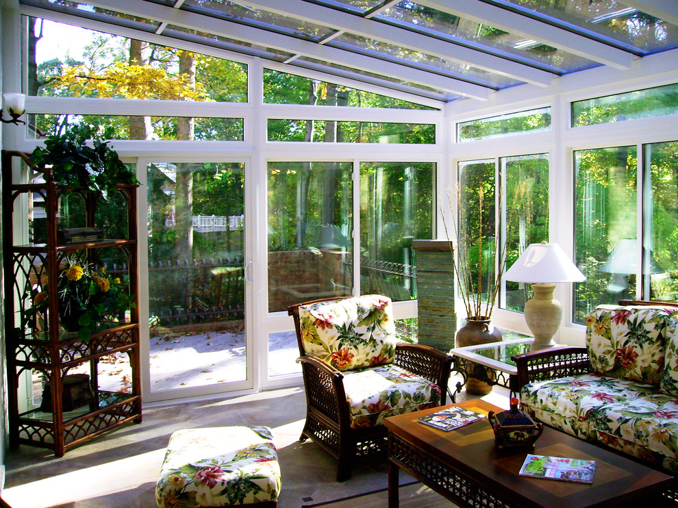 Idee per una veranda tropicale di medie dimensioni con pavimento con piastrelle in ceramica, nessun camino e soffitto in vetro