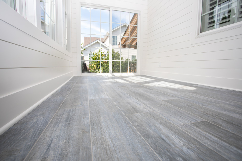 Foto di una veranda minimal di medie dimensioni con pavimento con piastrelle in ceramica, nessun camino, soffitto classico e pavimento blu